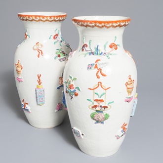 Une paire de vases en porcelaine de Chine famille rose à décor appliqué d'antiquités, République, 1ère moitié du 20ème
